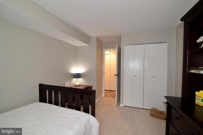 Building Photo - 9735 Kings Crown Ct