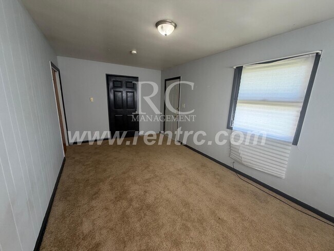 Building Photo - 912.5 James Pl