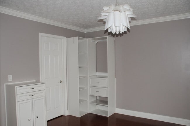 Building Photo - 4705 Athalia Dr