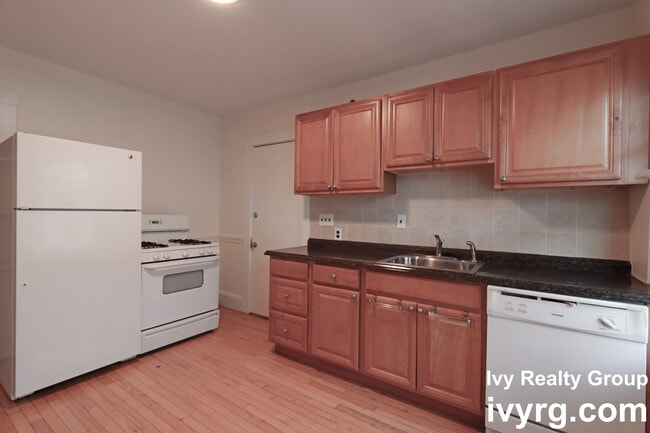 Building Photo - 394-396 Mt Auburn St