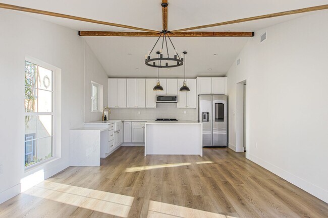 Building Photo - Luxury Living with Massive Private Yard in Downtown Burbank!