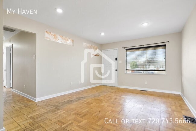 Building Photo - 3032 S Glencoe St