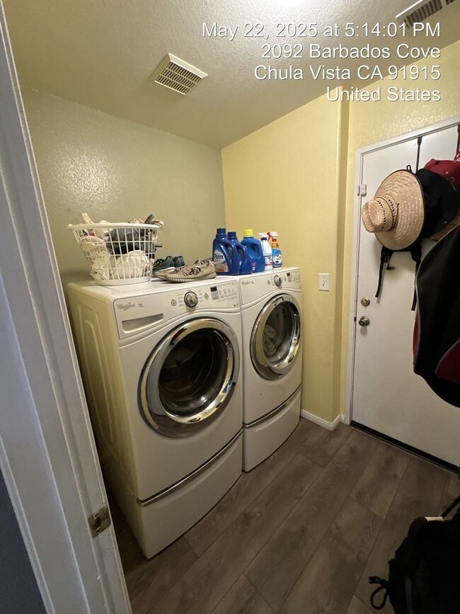 Building Photo - FOR RENT – Modern Townhome in Eastlake