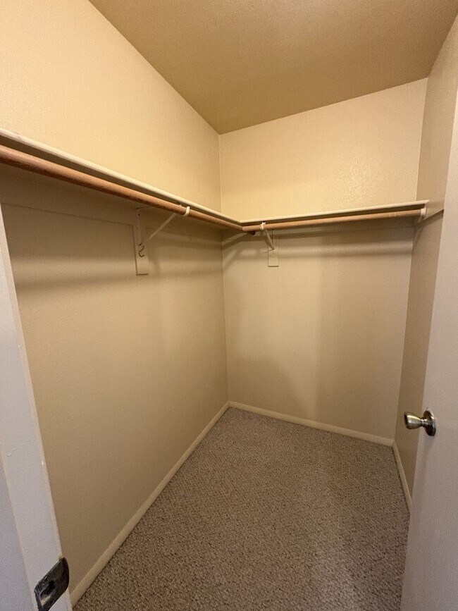 Building Photo - East side condo with community pool/spa/assigned covered parking place