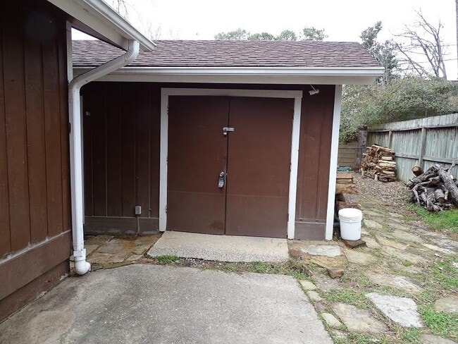 Building Photo - 160 Custers Ct