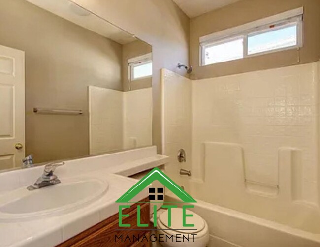 Building Photo - 3 Bed 2 Bath Live your best life in this i...