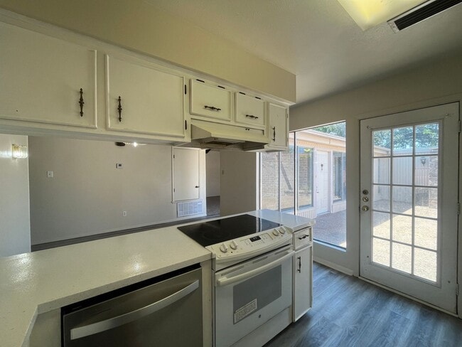 Building Photo - SPACIOUS SOUTHSIDE DUPLEX!