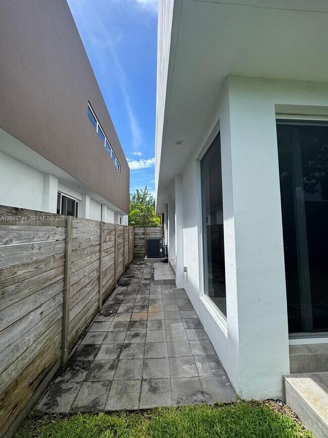 Building Photo - 2947 SW 27th Terrace