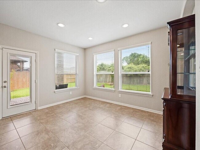 Building Photo - 1614 Mahan Dr