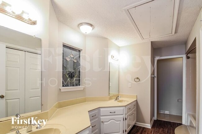 Building Photo - 5885 Ridgehill Dr