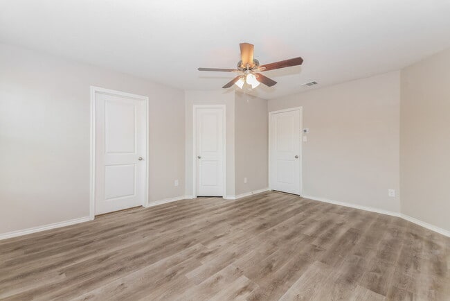 Building Photo - 2609 Hutchins Dr