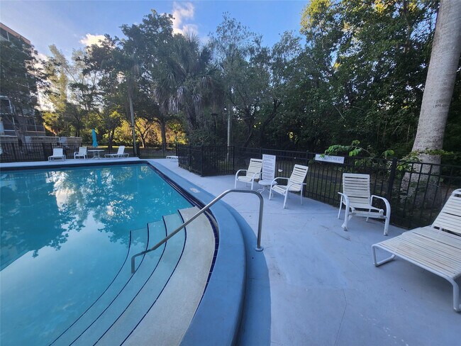 Building Photo - 17890 W Dixie Hwy