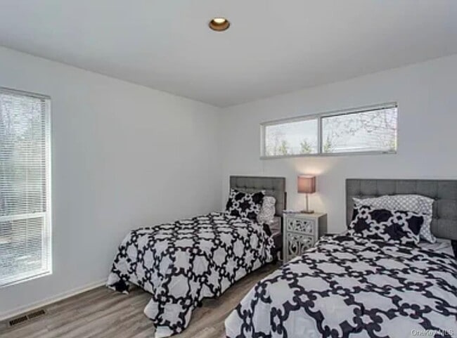 Building Photo - 32 Lewis Rd