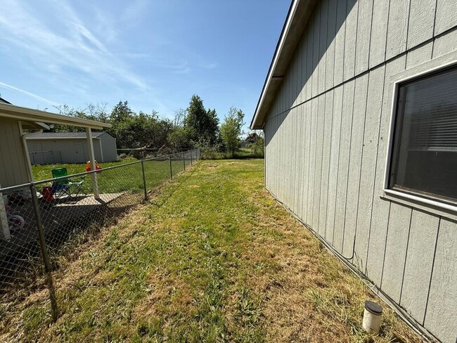 Building Photo - 394 Shamrock St