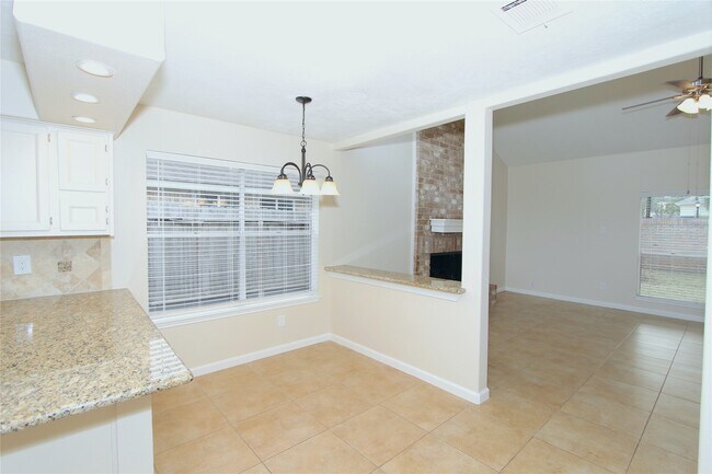 Building Photo - 2731 Colony Dr