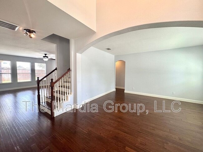 Building Photo - 1631 Clarke Springs Dr