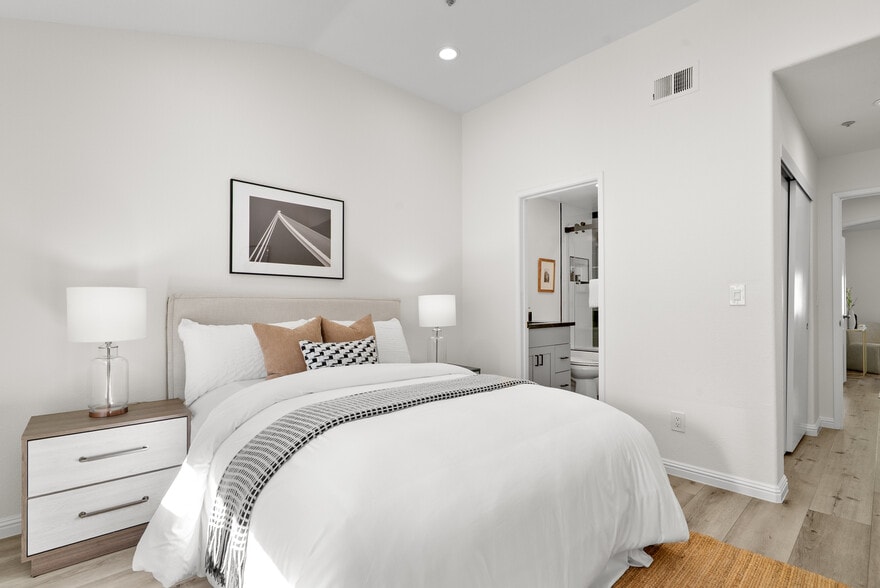 Building Photo - 430 Galleria Dr