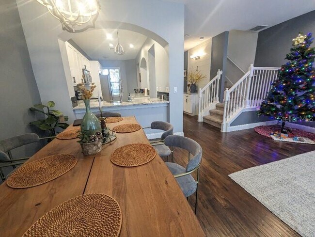 Building Photo - 2142 Park Crescent Dr