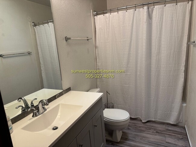 Building Photo - 3 bed, 2 bath