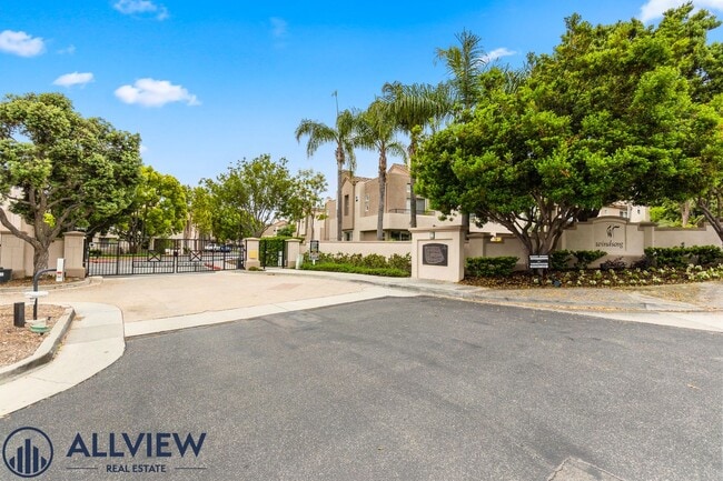 Building Photo - Updated 3 Bed, 2.5 Bath Home Available in ...