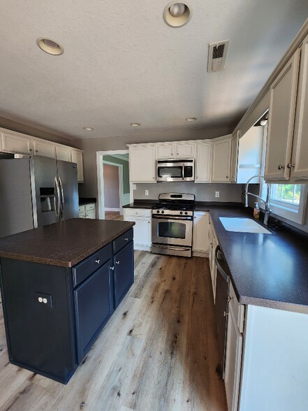 Building Photo - 611 Stagecoach Dr