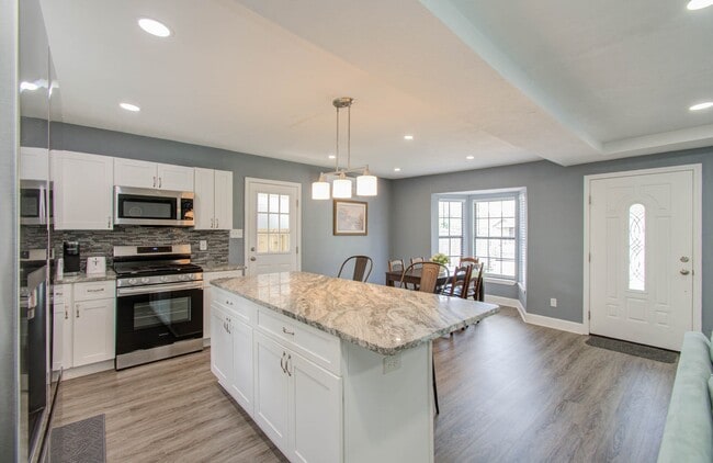 Building Photo - 3330 Kelton St