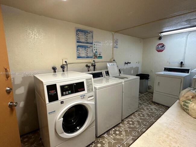 Building Photo - 4848 NW 24th Ct