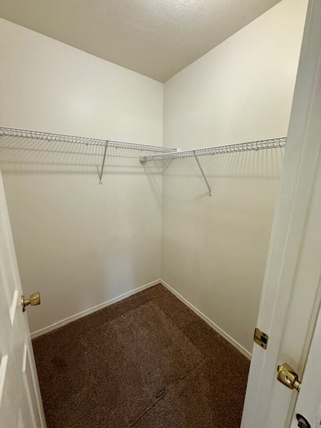 Building Photo - 2 Bed, 2 Bath Duplex with fenced yard in B...