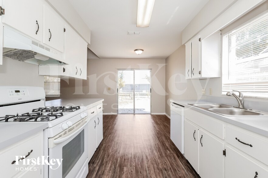 Building Photo - 1095 Sunshine Way SW