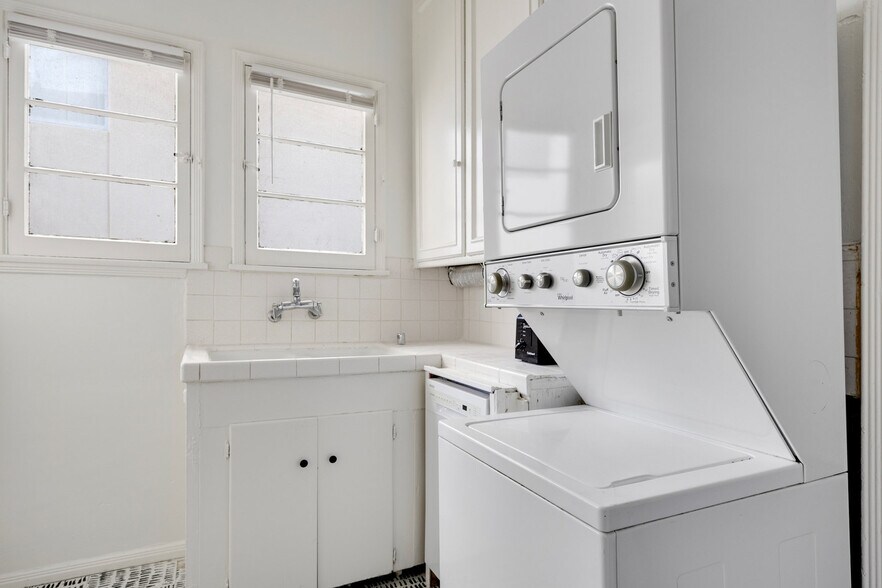 Building Photo - 135 S Reeves Dr