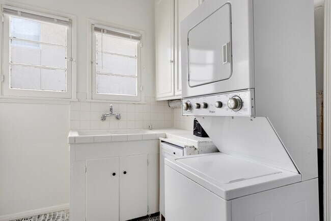 Building Photo - 135 S Reeves Dr