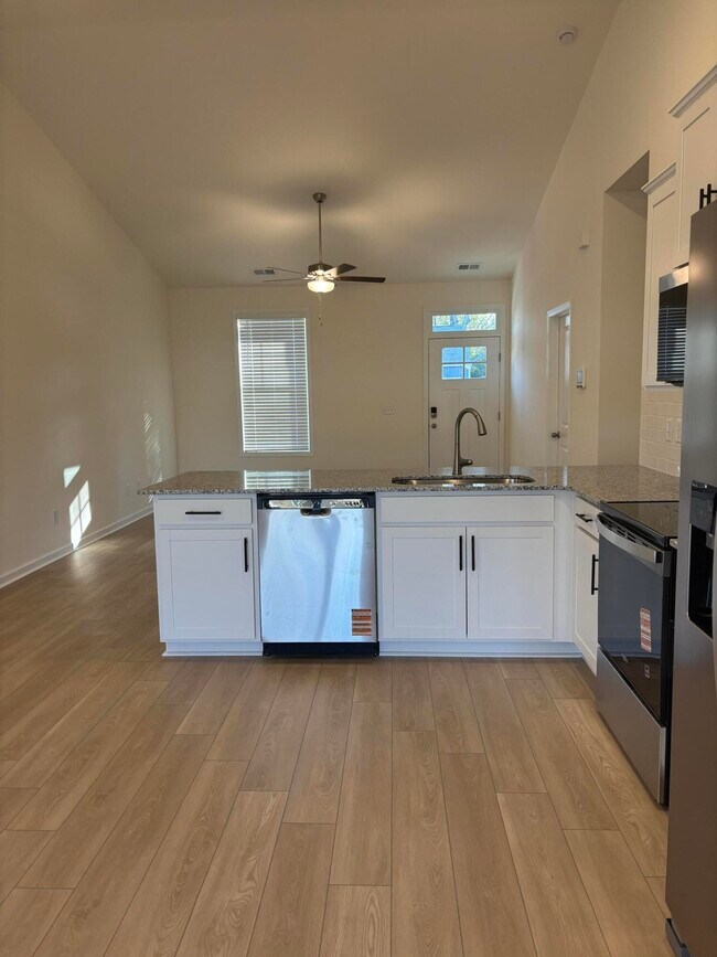 Building Photo - 370 Acorn St