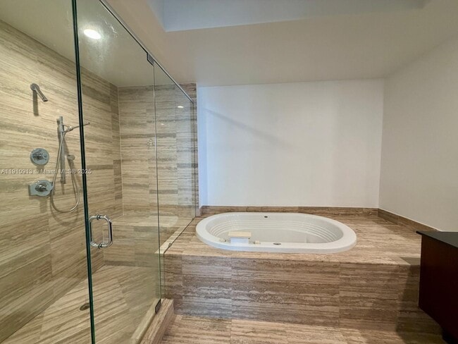 Building Photo - 16001 Collins Ave