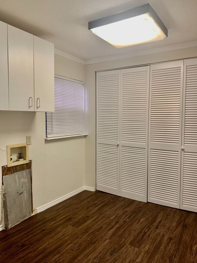 Building Photo - Spacious updated 3 bedroom, 2 bathroom hom...