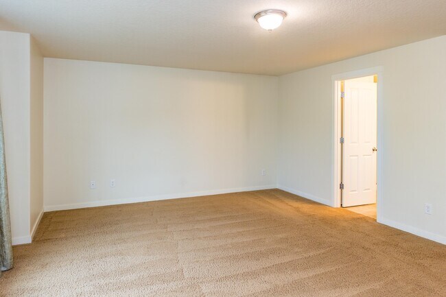 Building Photo - 3 bedroom 2.5 Bath with Fenced Back Yard - Pet Friendly