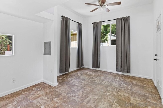 Building Photo - 10119 Grandview Dr