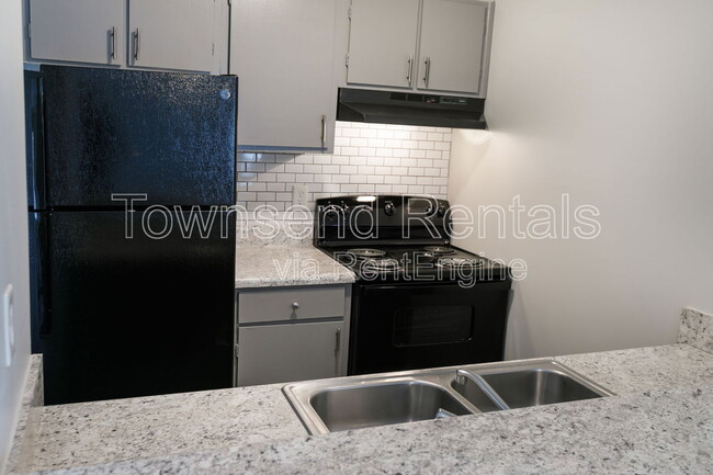 Building Photo - 5858 Century Oaks Dr