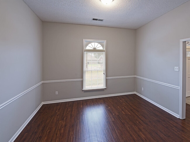 Building Photo - 3 Bedroom, 2.5 Bathrooms Near S Germantown and E Shelby Dr