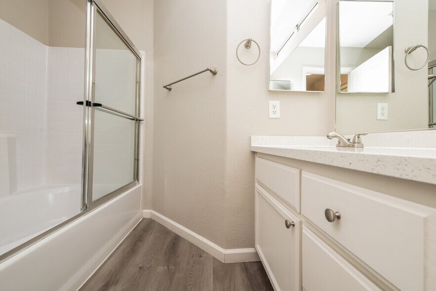 Building Photo - 6101 Bardstown Dr