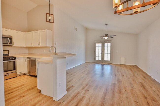 Building Photo - 4 Bedroom 2 Bathroom