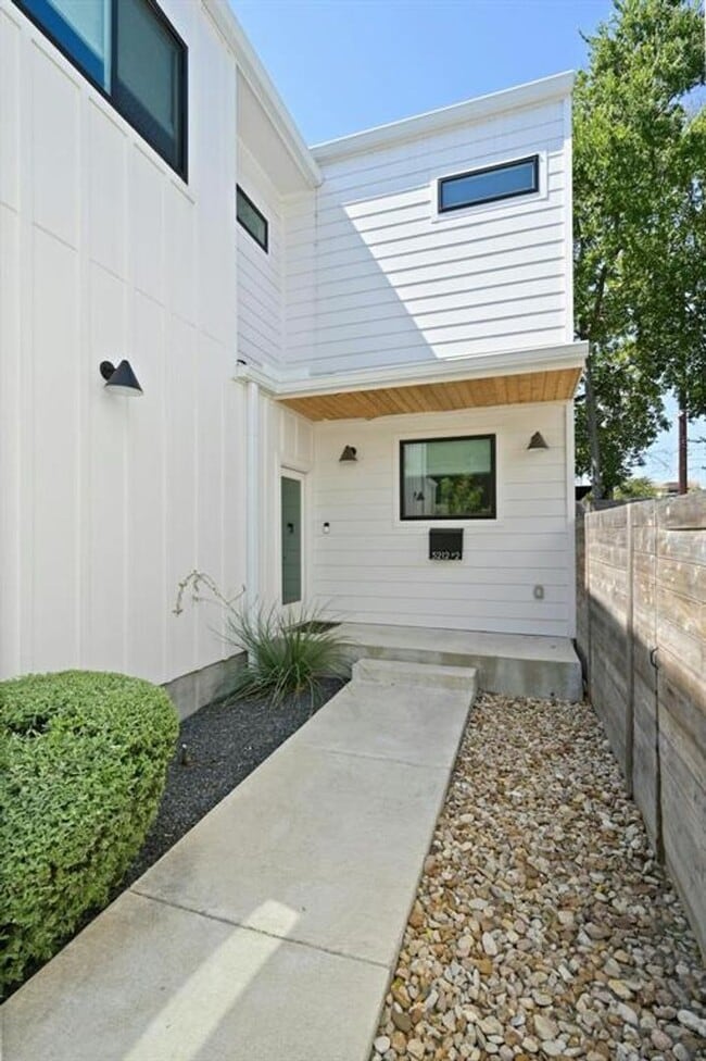 Building Photo - 5212 Huisache St