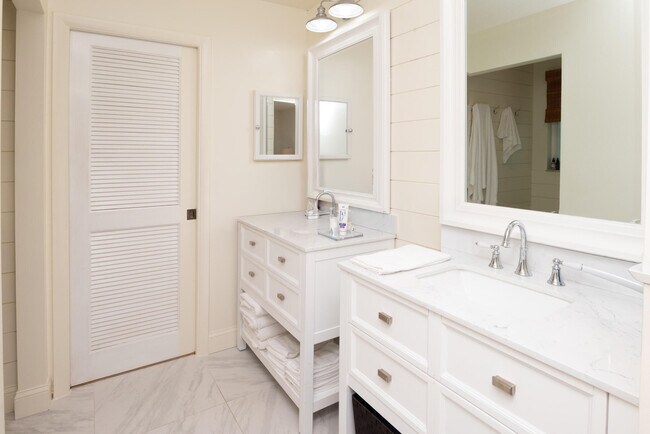 Building Photo - 3372 SE Court Dr