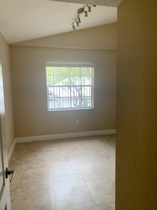 Building Photo - 2841 N Oakland Forest Dr
