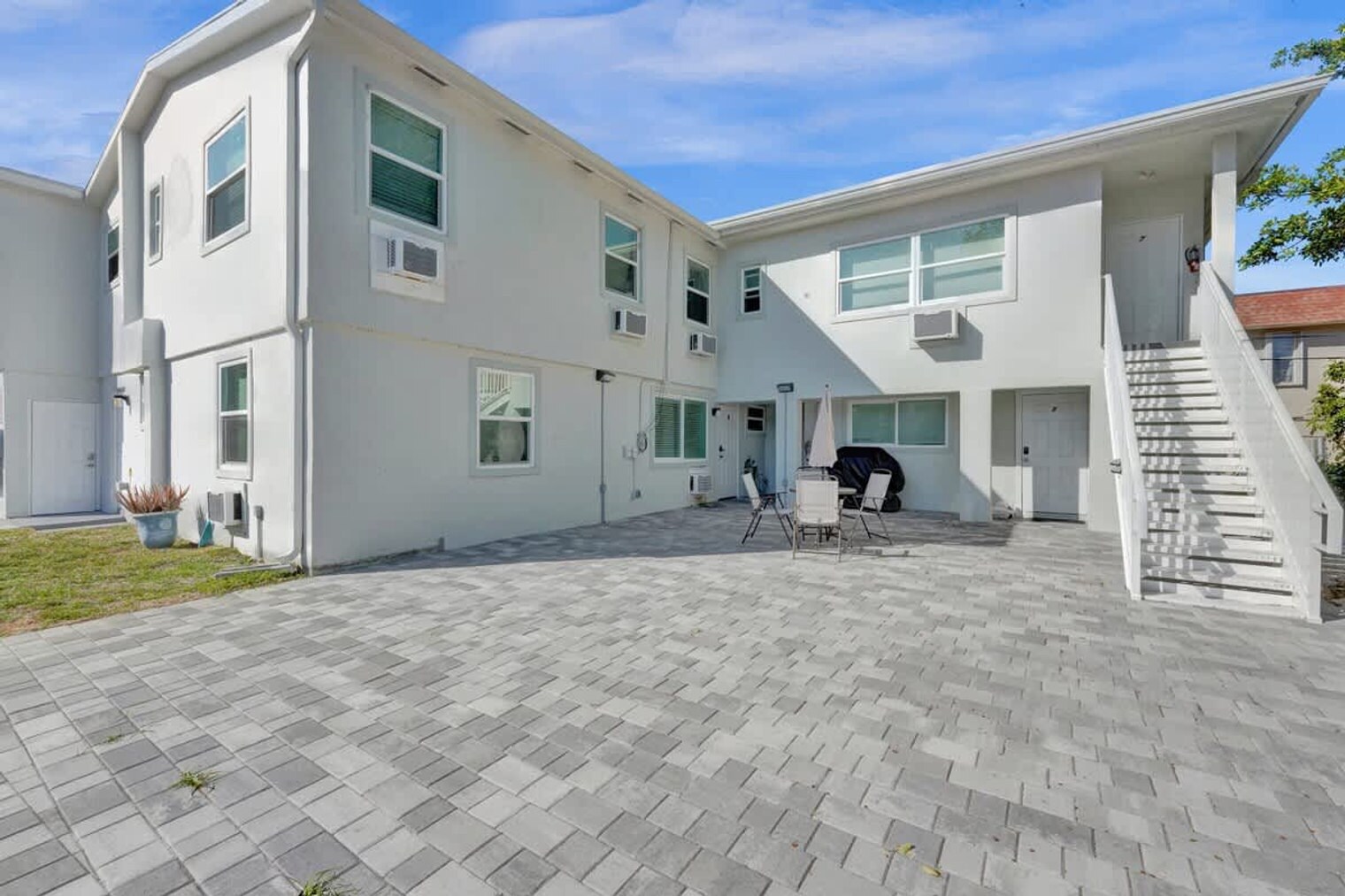 Building Photo - 906 N Riverside Dr