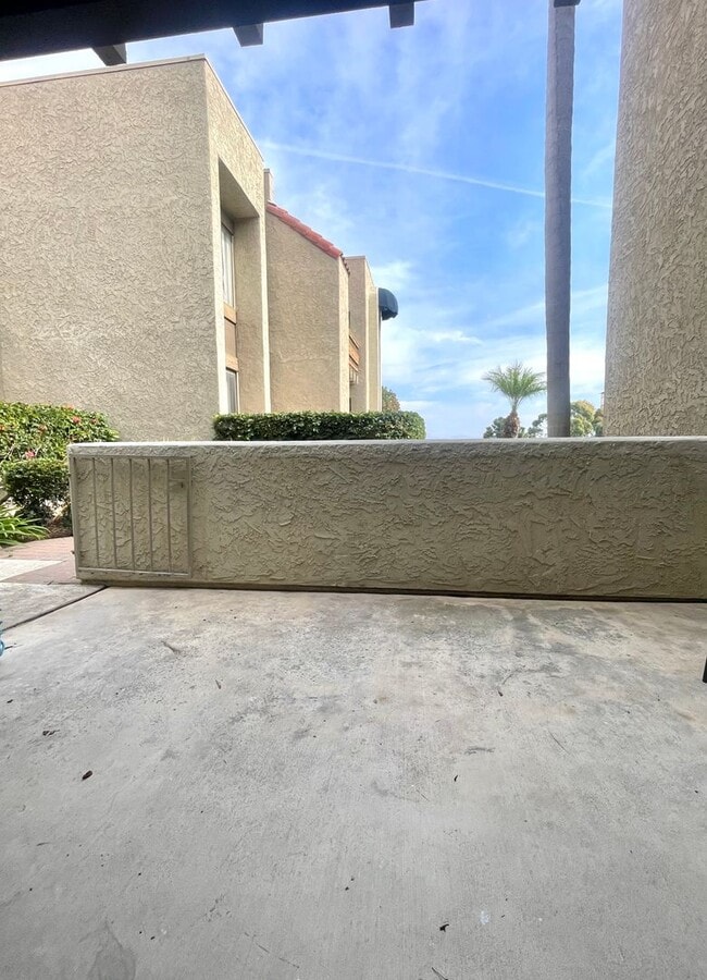 Building Photo - Del Mar Heights 1 br condo