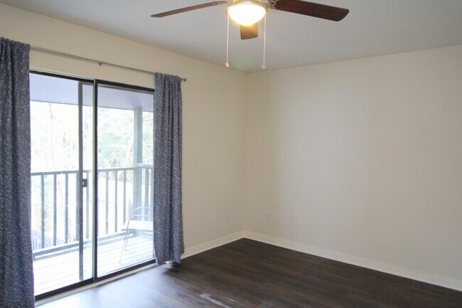 Building Photo - Convenient 2BD/1.5BA End-Unit Townhome Nea...