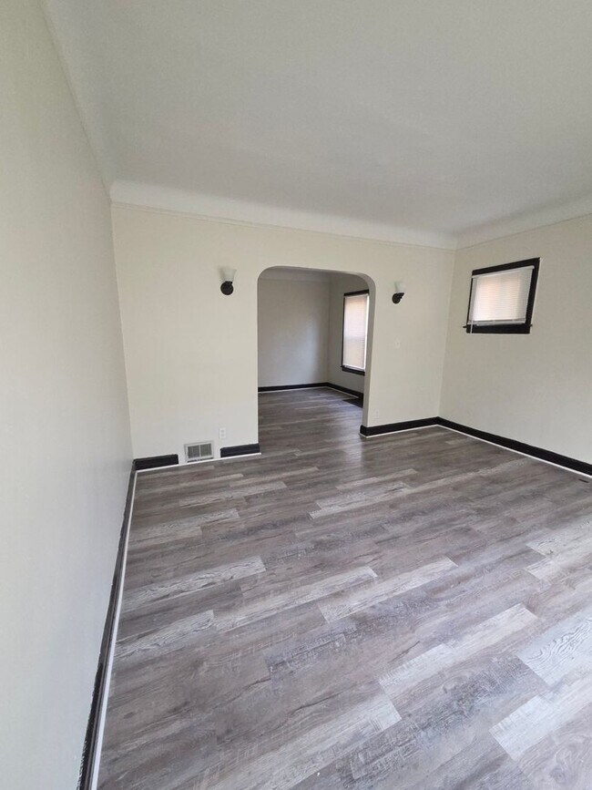 Building Photo - Three Bedroom Open Floorplan