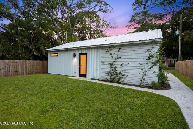 Building Photo - 581 Hazel St