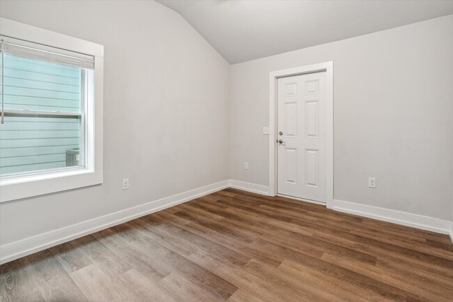 Building Photo - Newly Renovated 2 Bedroom House in Center ...