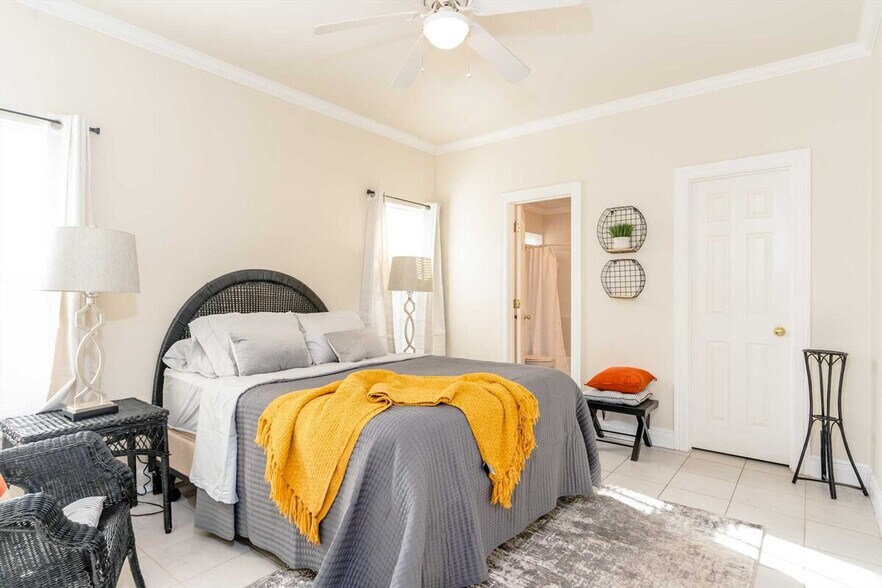 Building Photo - 2 E Lantana St